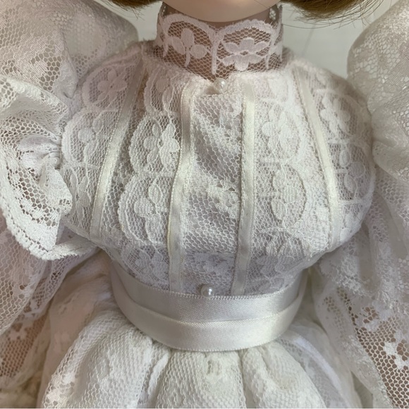 Danbury Mint Porcelain Bride Doll with Stand Gloria Vanderbilt - Picture 13 of 16